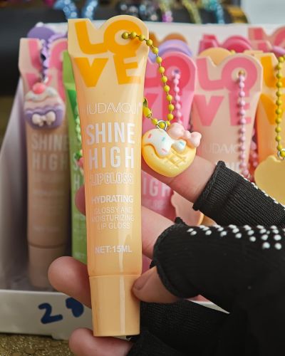 Huda Moji Lipglass Shine Tube