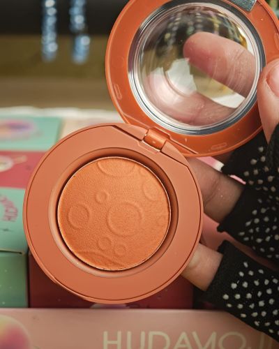 Huda Moji Brush + Highlighter