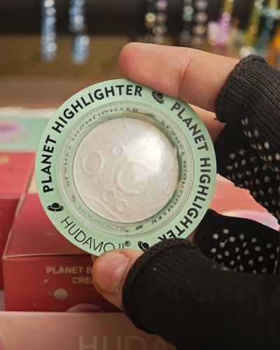 Huda Moji Brush + Highlighter