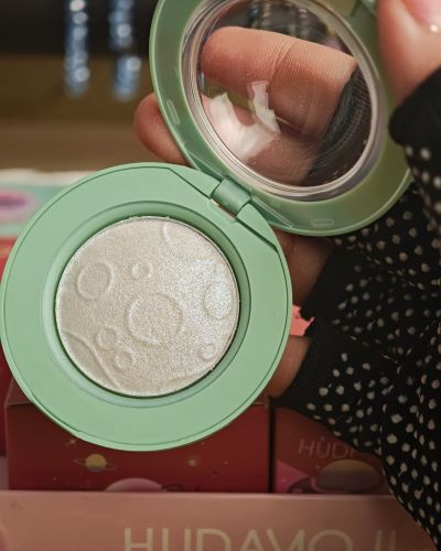 Huda Moji Brush + Highlighter